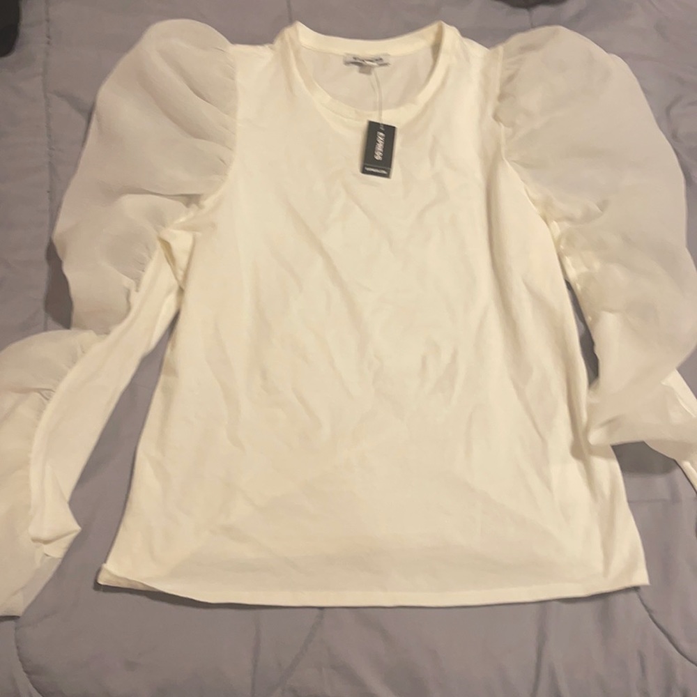 White, puffy arms top